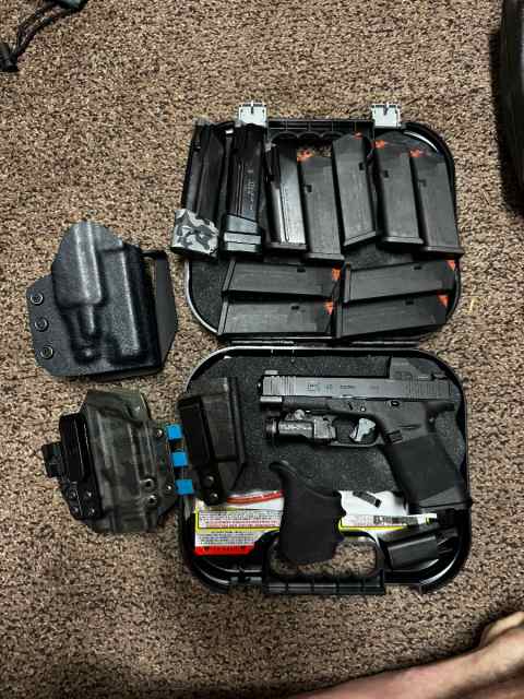 Glock 48 MOS with a lot of extras