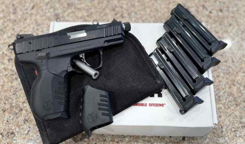 Ruger SR22 22lr - Threaded + 5 Mags + Holster