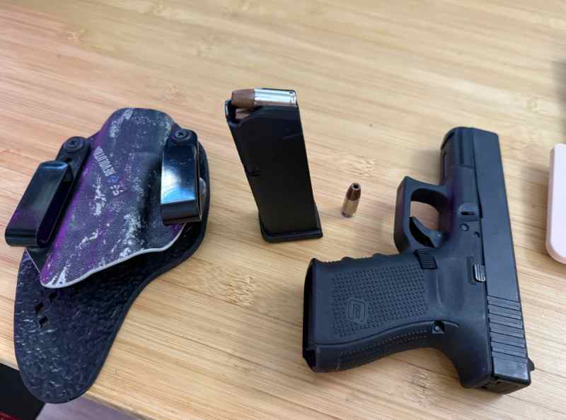 Glock 19 Gen 4 (9mm) like new with holster &amp; ammo