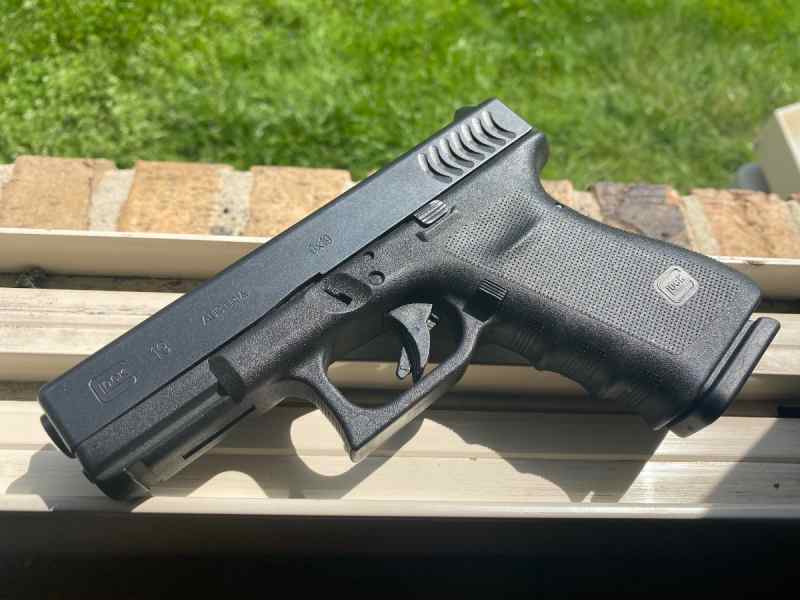 WTB Glock 19 RTF2 or Vickers 