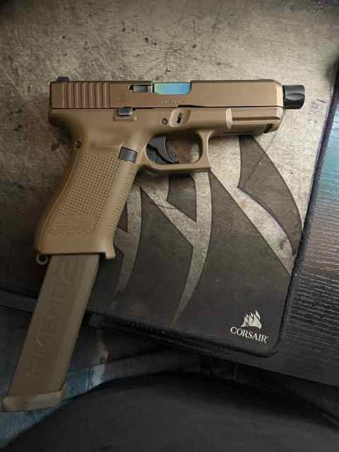 Glock 19x with threaded barrel