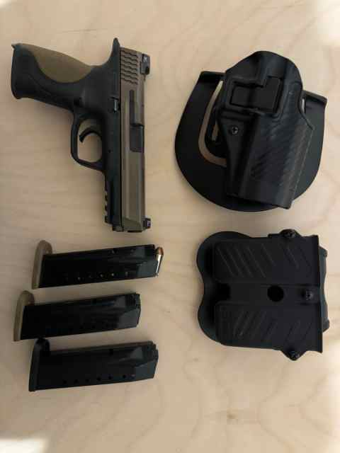 M&amp;P 40 cal w VTAC Sights - 3 Mags/Carrier/Holster 