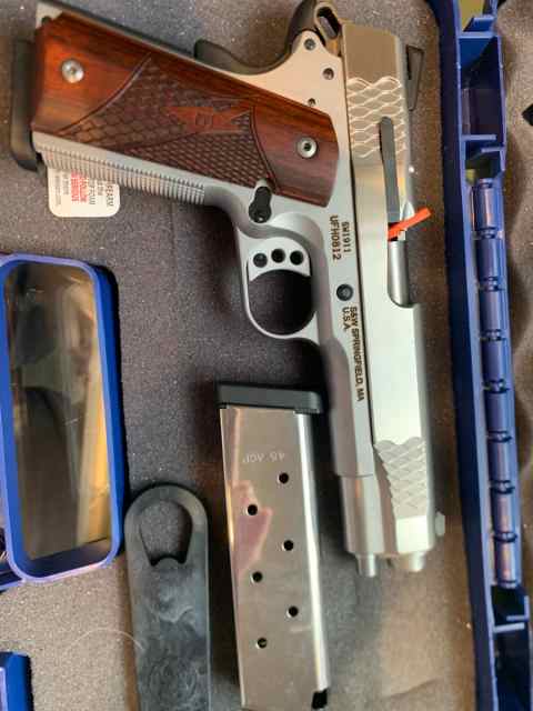 SW 1911 RIGHT OPEN BOX.jpg