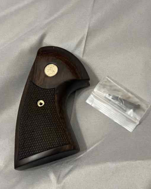 Altamont walnut checkered grips with gold medallio